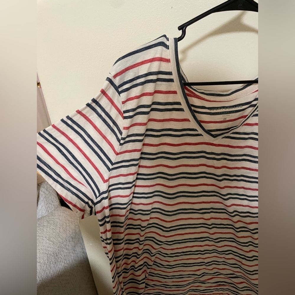✨Women’s Lucky Brand Vneck Short Sleeve Shirt Size 3X - Picture 2 of 8